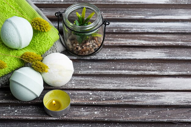 Bombas de baño aromáticas y vela encendida