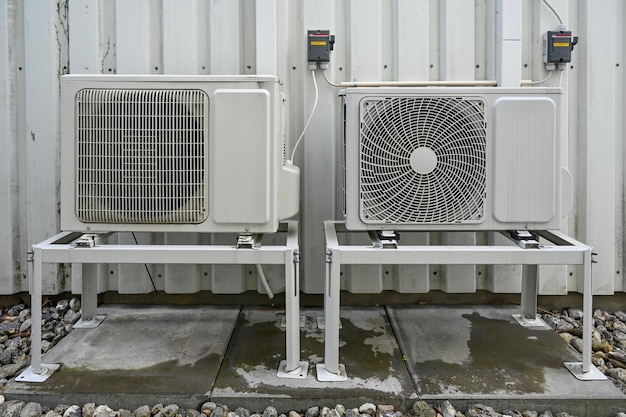 Bombas de calor em suporte em frente à parede