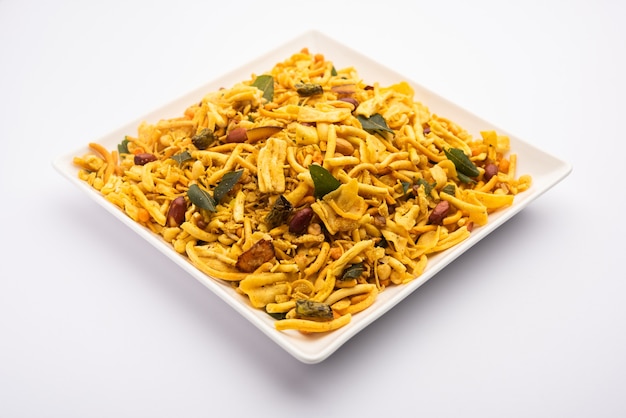 Bombay mix o Chanachur o Chiwda o farsan es una mezcla de bocadillos india, comida popular para la hora del té de la India