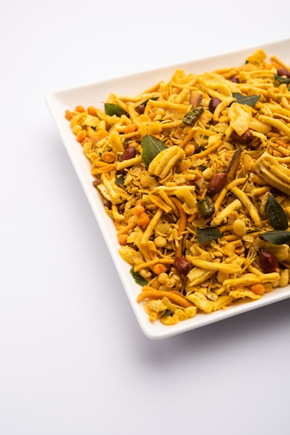 Bombay mix o Chanachur o Chiwda o farsan es una mezcla de bocadillos india, comida popular para la hora del té de la India