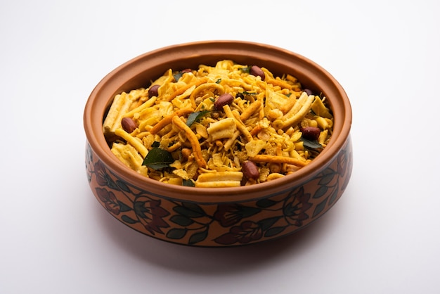 Bombay mix o Chanachur o Chiwda o farsan es una mezcla de bocadillos india, comida popular para la hora del té de la India