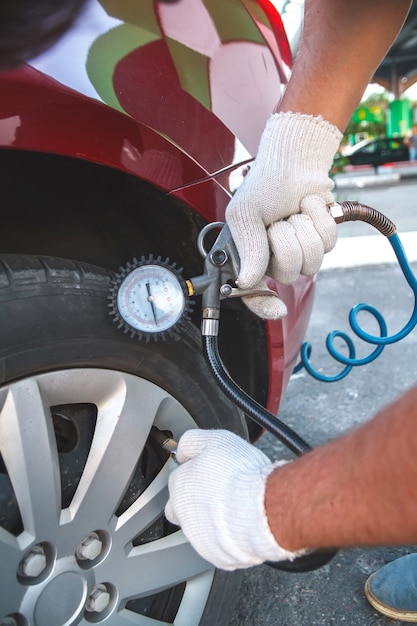 Bombeando pneus de carro em posto de gasolina