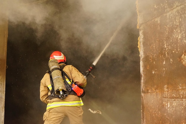 Bombeiro apagando fogo