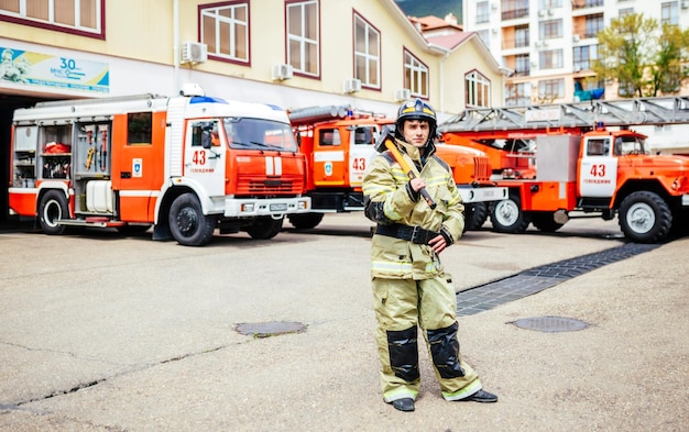 Bombeiro bombeiro Segurança de emergência Proteção resgate do perigo Bombeiro no capacete protetor