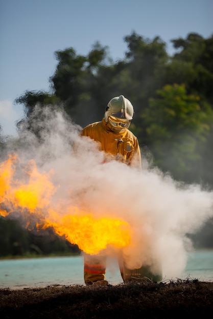 Bombeiro com fogo e terno para proteger bombeiro para treinar bombeiros