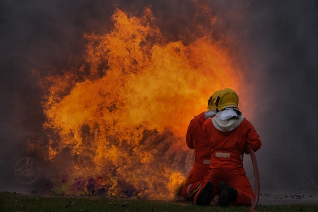 Bombeiro está usando água na operação de combate a incêndio