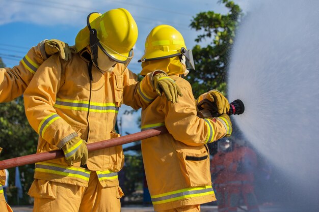 Bombeiro lutando por um ataque de fogo