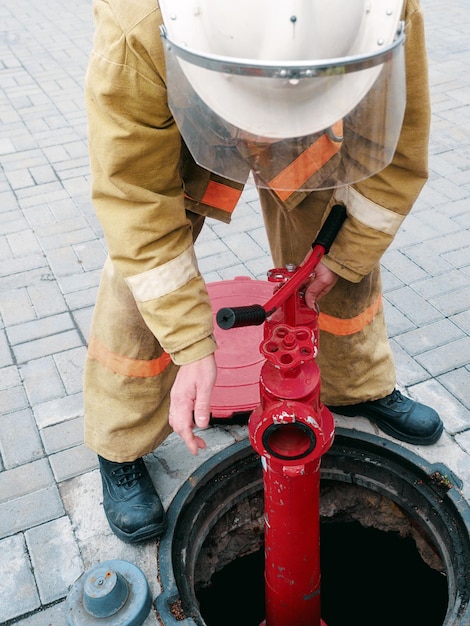 Bombeiro ou socorrista instala hidrante em poço aberto Trabalho de bombeiro em caso de incêndio Treinando e praticando ações em caso de incêndio Histórico