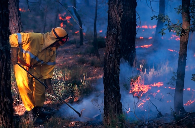 Bombeiro tentando parar um incêndio