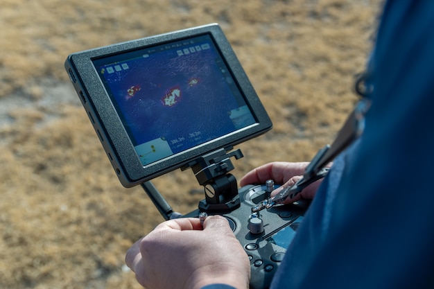 Foto bombeiro voando drone com câmera térmica