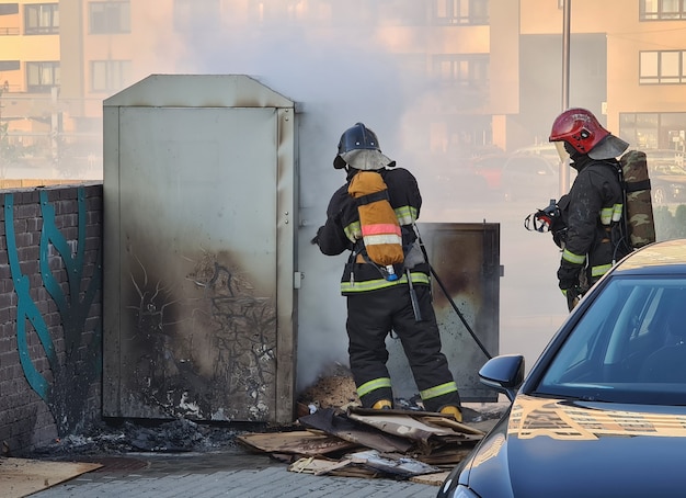 Bombeiros apagando lixo podem incendiar no estacionamento