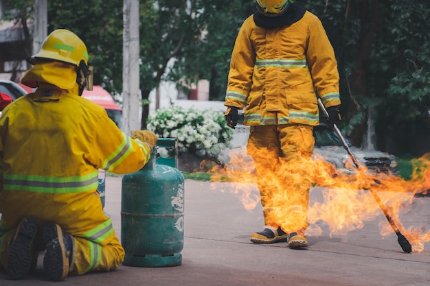 Bombeiros combatendo incêndios durante o treinamento e introdução às recomendações da equipe de escritório