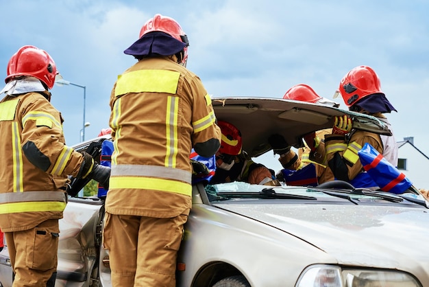 Bombeiros durante um treinamento de operação de resgate em carro quebrado