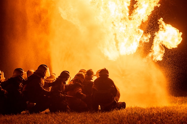 Bombeiros e treinamento de resgate.