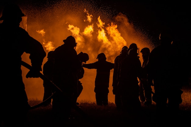 Bombeiros e treinamento de resgate.