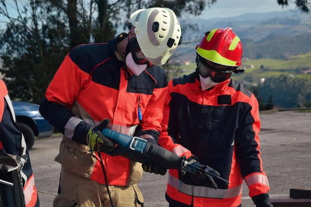 Bombeiros olhando para sua ferramenta antes de um resgate