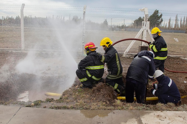 Bombeiros trabalham para apagar um incêndio em um canteiro de obras.