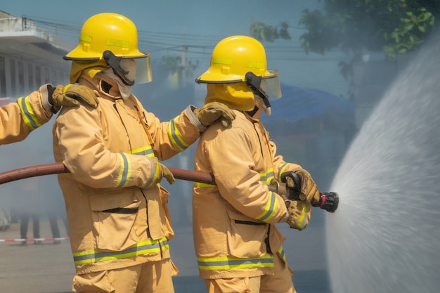 Bombeiros treinando com mangueira de água