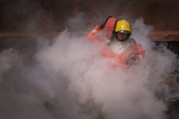 Bombeiros treinando para uma situação de emergência