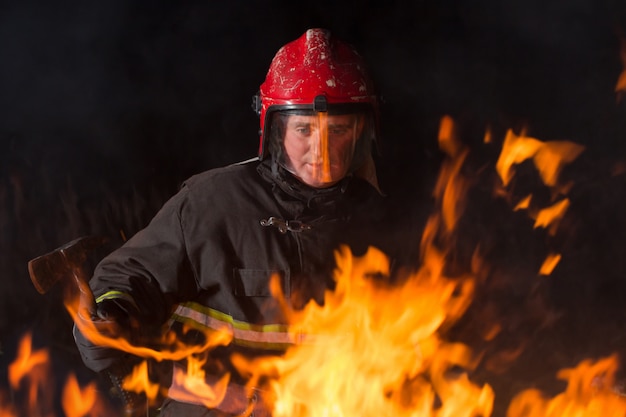 Bombero apaga un fuego por la noche