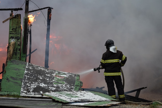 Bombero apagando fuego en el edificio.