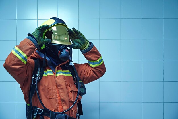 Bombero con asistencia respiratoria y protección se prepara para entrar en un incendio hospitalario