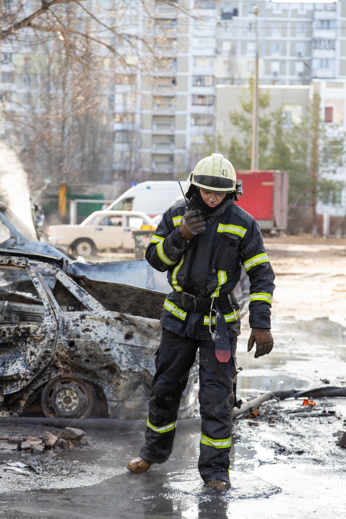 tuyo agujero Hipócrita Un bombero se comunica con un walkietalkie durante la extinción de incendios | Foto Premium tuyo agujero Hipócrita Un bombero se comunica con un walkietalkie durante la extinción de incendios | Foto Premium