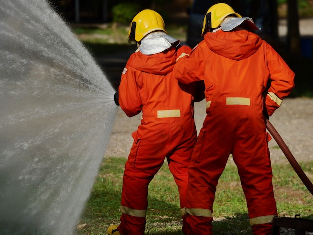 Bombero entrenando emergencias de bomberos en acción.