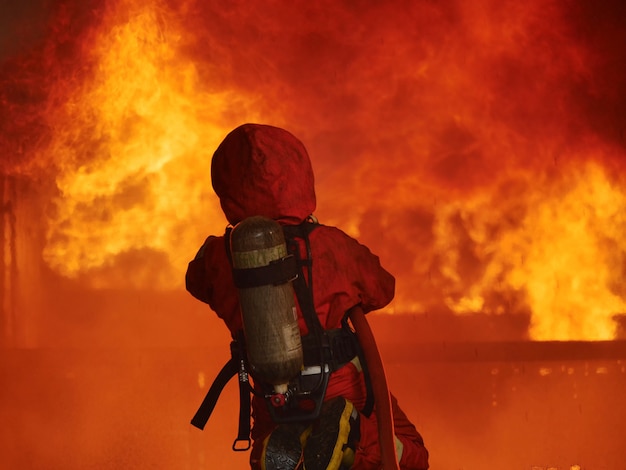 Foto bombero entrenando emergencias de bomberos en acción.