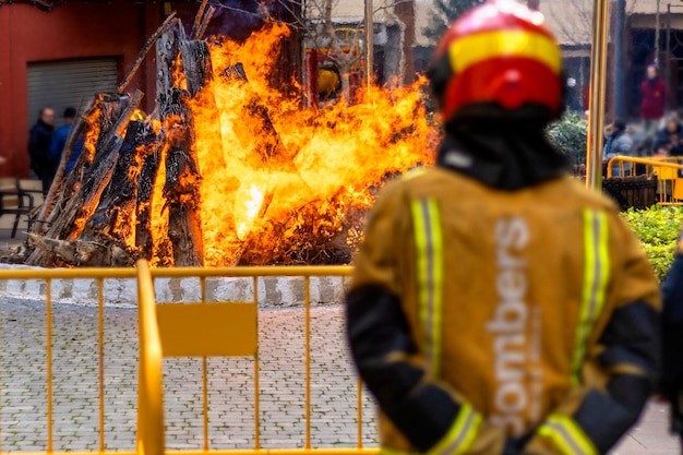 Bombero español vigilando la hoguera