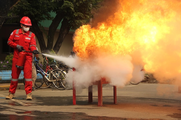 Un bombero está rociando agua sobre un incendio.