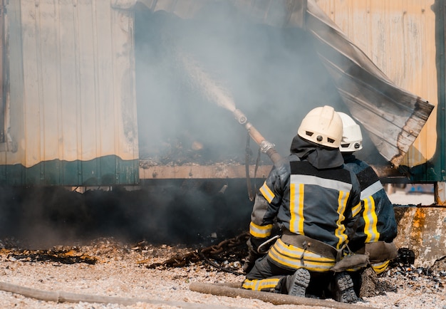 Bombero extingue fuego