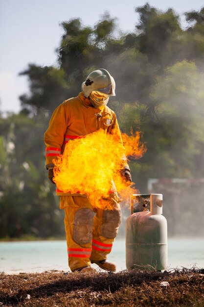 Bombero con fuego y traje para proteger al bombero.