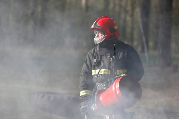 Bombero en humo al extinguir un incendio forestal