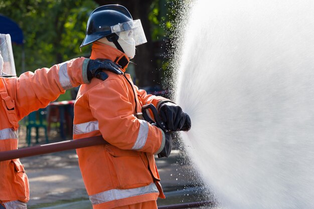 Bombero luchando por un ataque de fuego