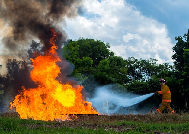 Bombero mostrando extintores