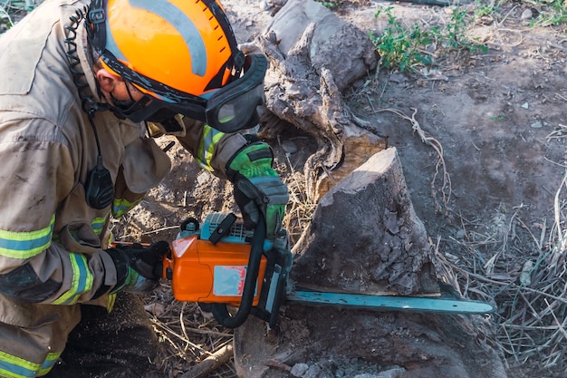 Bombero con motosierra en rescate.