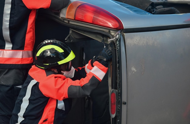 Un bombero rescatando a una víctima en un accidente automovilístico
