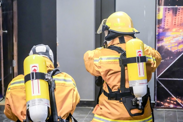 Bombero de servicio con su uniforme amarillo