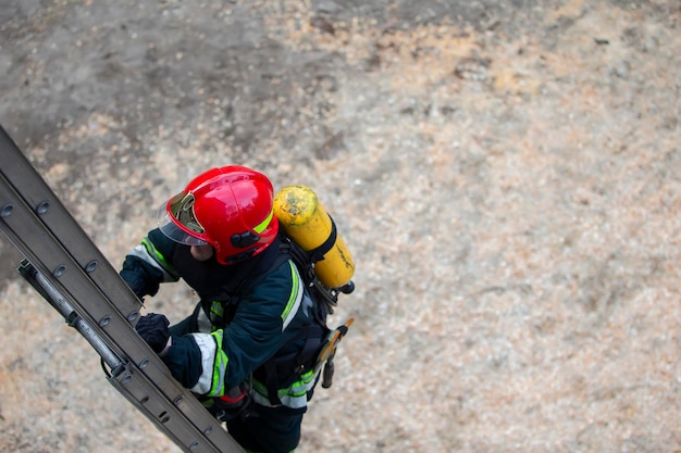 Bombero sube las escaleras Formación de salvavidas