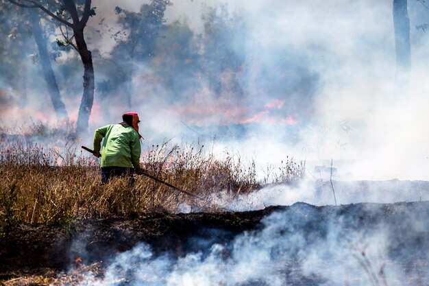 Foto bombero trabajando con reguero de pólvora