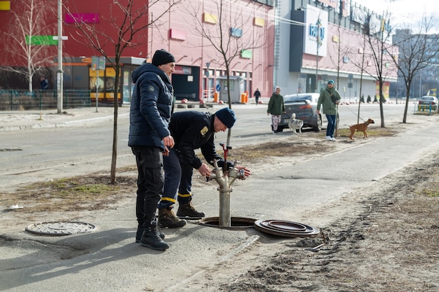 Los bomberos están instalando un hidrante para suministrar agua Kiev Ucrania