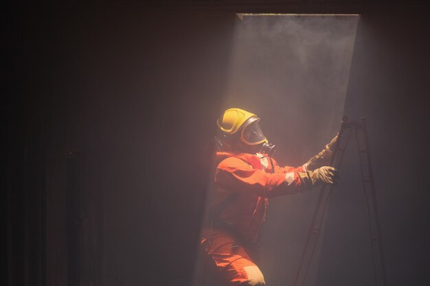 Los bomberos fueron a rescatar el fuego de la chimenea de arriba.