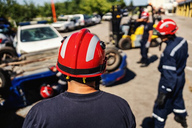 Los bomberos intentan liberar al hombre en un automóvil accidentado.