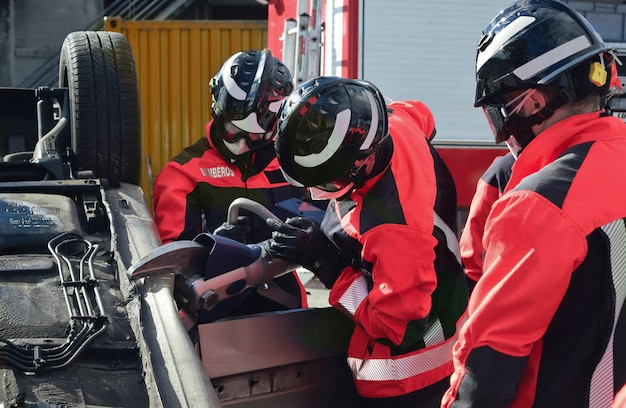 Bomberos rescatando a una víctima de un coche durante un accidente