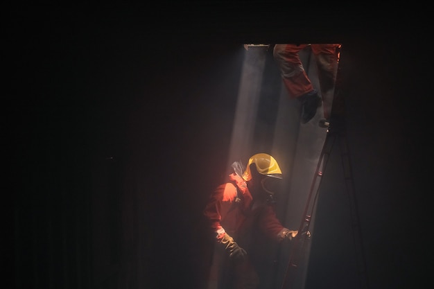 Bomberos en un rescate