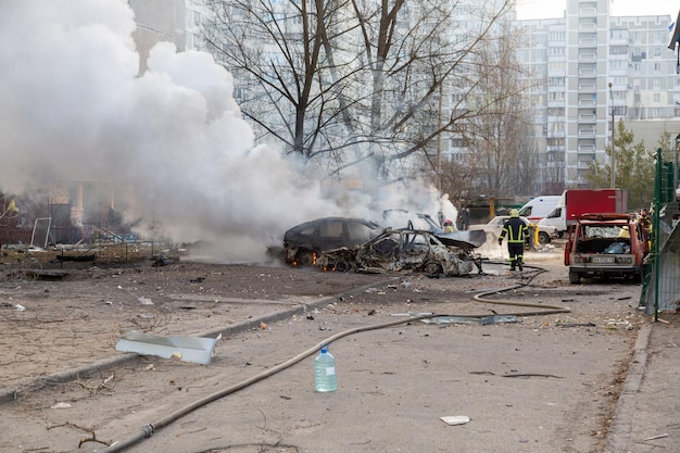 Foto bomberos y rescatistas eliminan las consecuencias del bombardeo de kiev