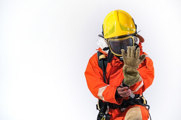 Bomberos con ropa de extinción de incendios sobre un fondo blanco y ayuda a prevenir incendios