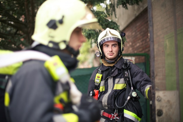 Bomberos en uniforme