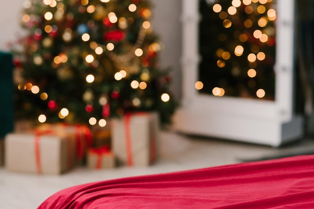 La bombilla del árbol de Navidad con un hermoso fondo bokeh